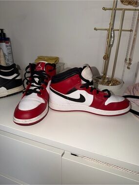Air Jordan 1 Mid Chicago